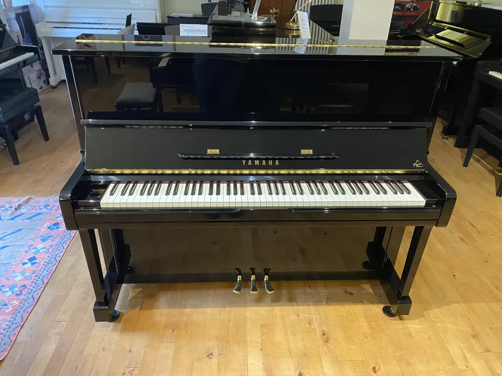Yamaha U 100